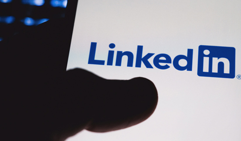 Resumes vs. LinkedIn Profiles: 5 Things You Need to Know